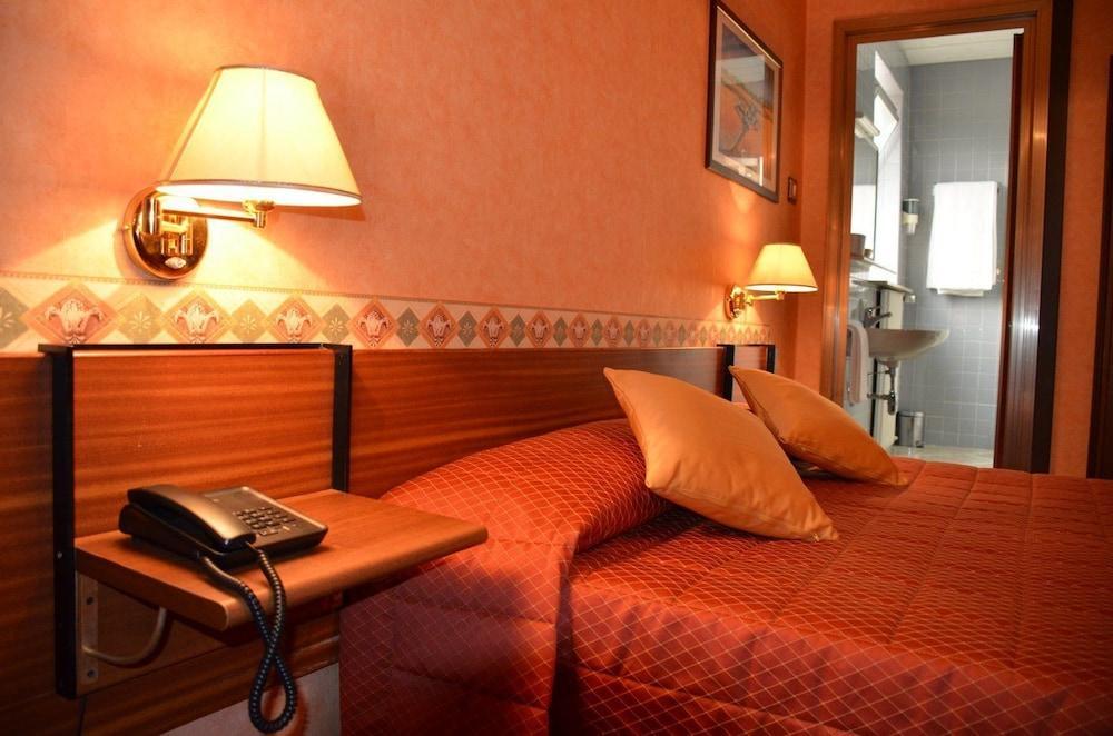 Hotel Milano Триест Экстерьер фото
